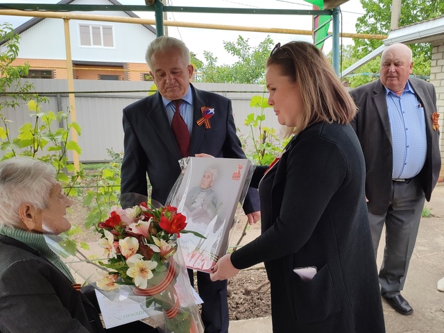 ПОЗДРАВЛЕНИЕ ТРУЖЕНИЦ ТЫЛА
